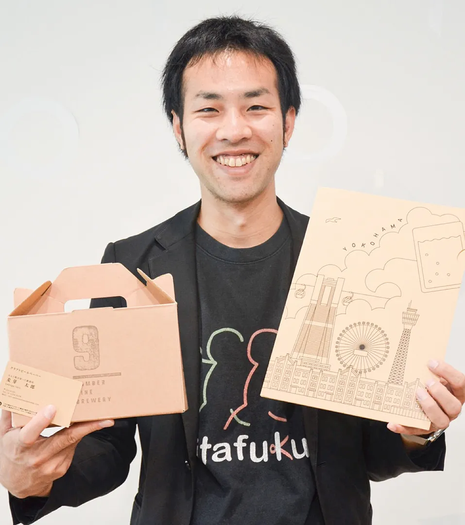 製品を見せる松坂さん