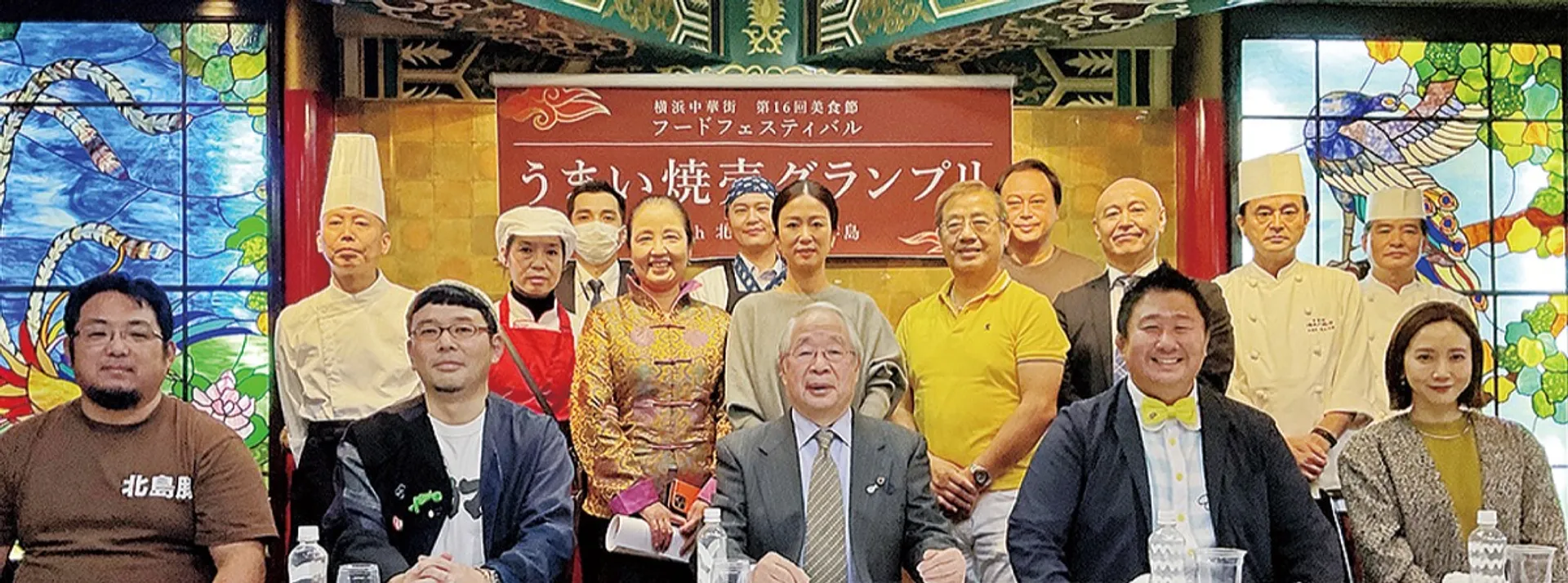 審査員（前列）と参加店舗の関係者たち