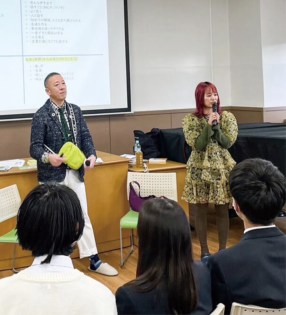 講師を務めた橋本さん（左）と最終日にゲストスピーカーとして登壇したももさん＝横浜銀行提供