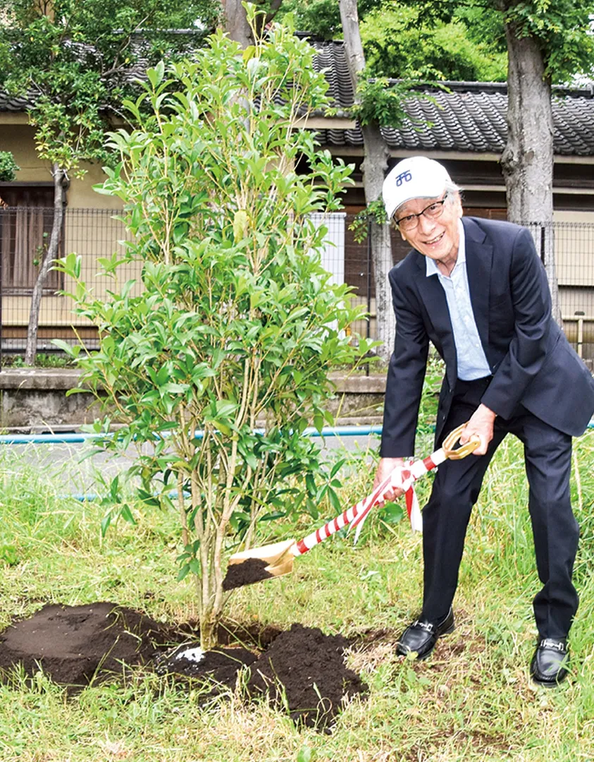 植樹された｢もくせい｣。右は梅山会長