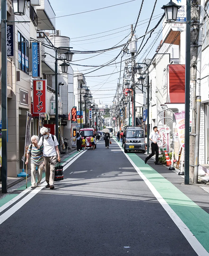 立野小の通学路の一部。道幅が狭く、交通量は多い