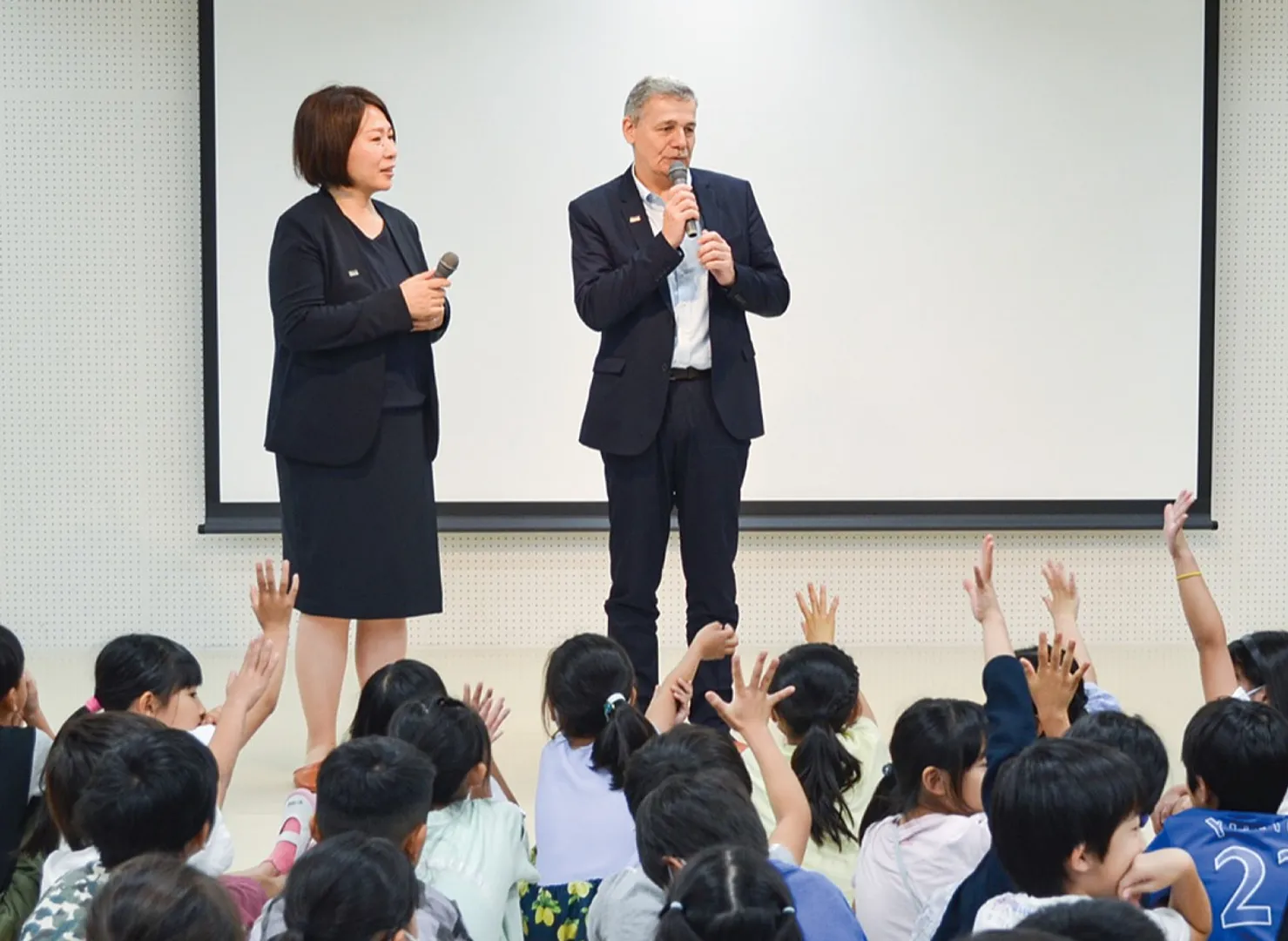 活動を呼びかけるホテル総支配人のスーターさん（写真右）