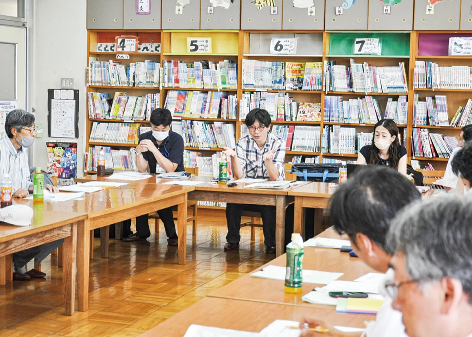 訓練の説明をする宮本会長（中央）
