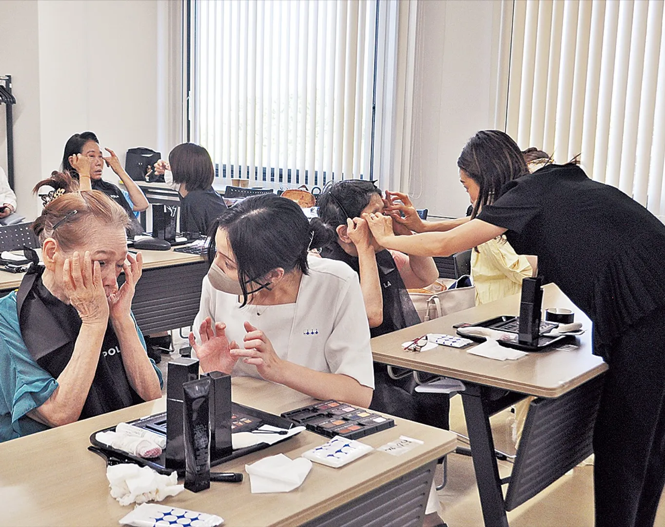 講師から自身に合ったメークの指導を受ける参加者