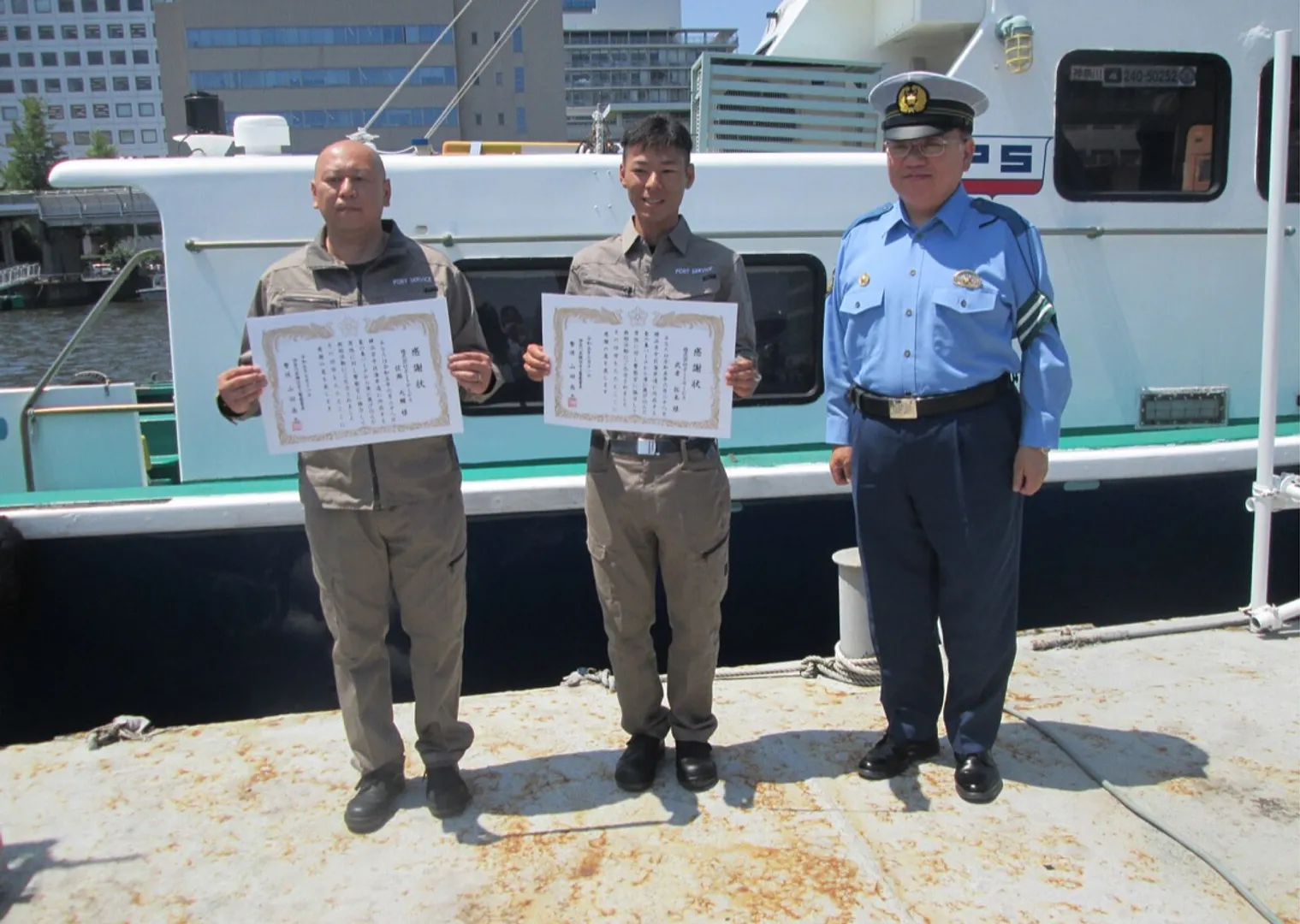 感謝状を受け取った佐瀬さん（左）と武者さん＝同署提供