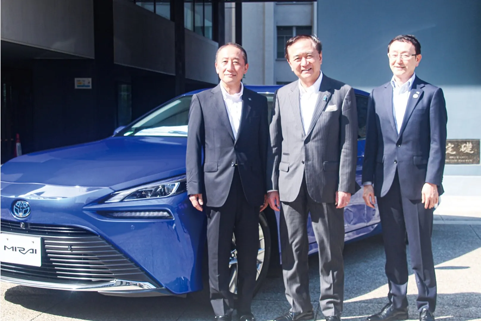 貸与車両の前で（左から）安藤社長、黒岩知事、印出副社長