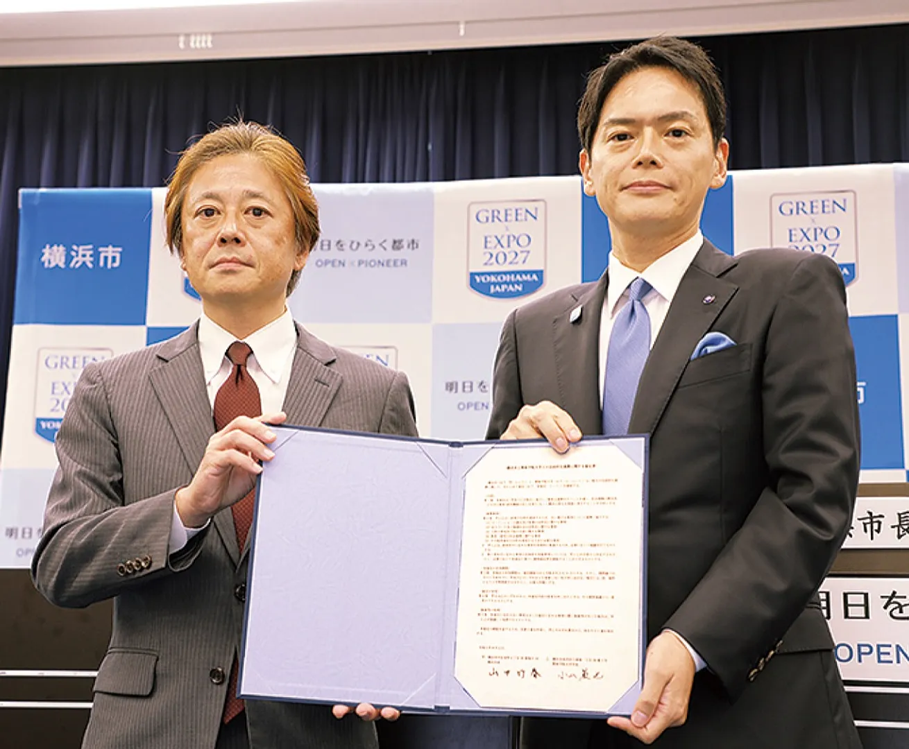 山中市長（右）と小山学長＝市政策局提供