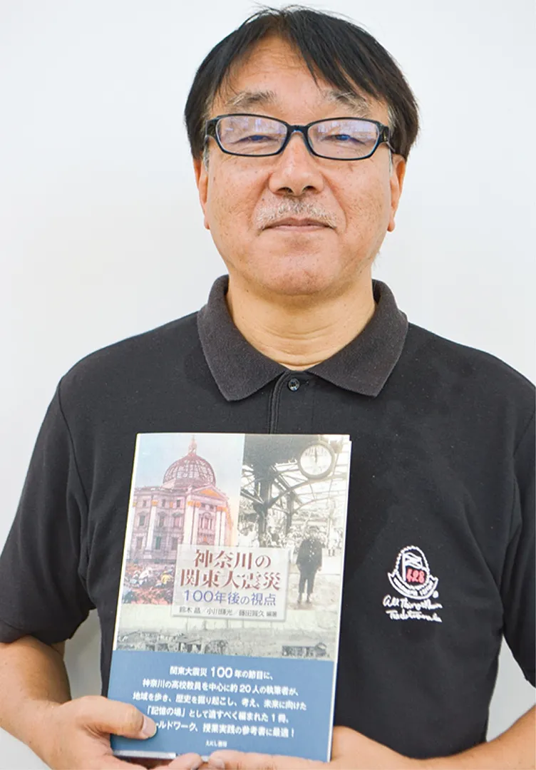 本を紹介する編集委員の鈴木さん