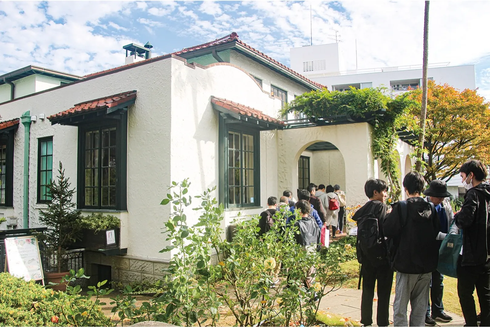 山手１１１番館を見学する児童・生徒