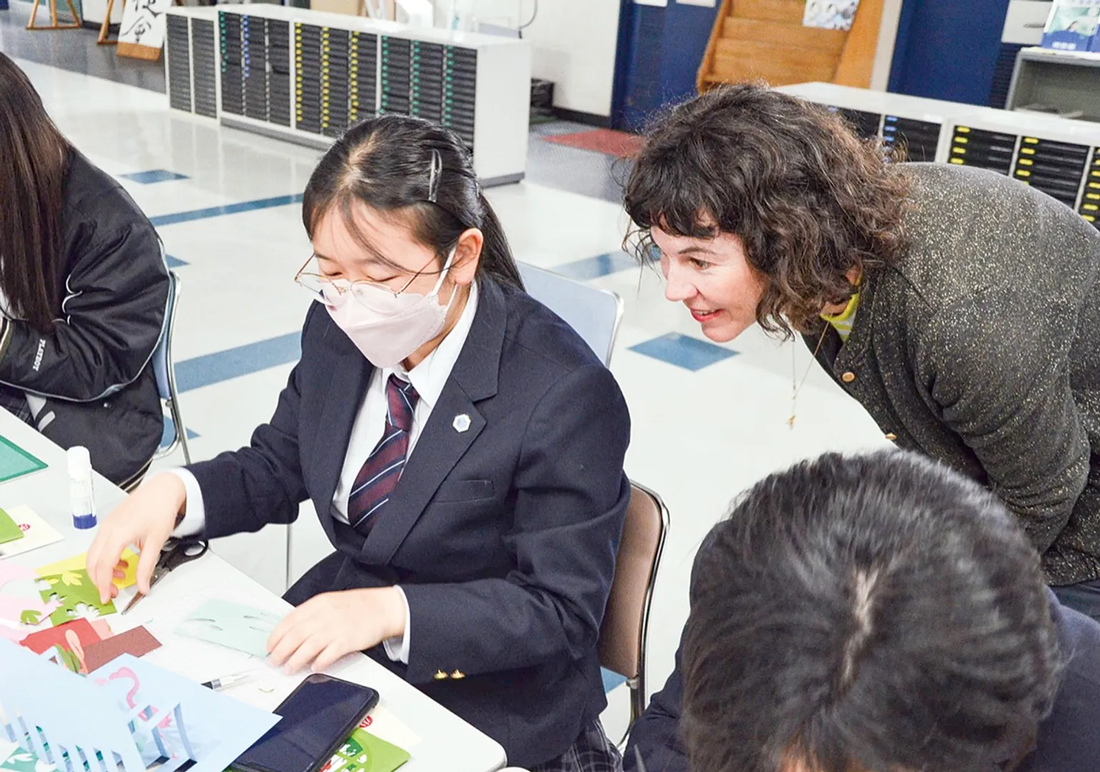 ワークショップに参加する生徒たちとエレーヌさん（右）
