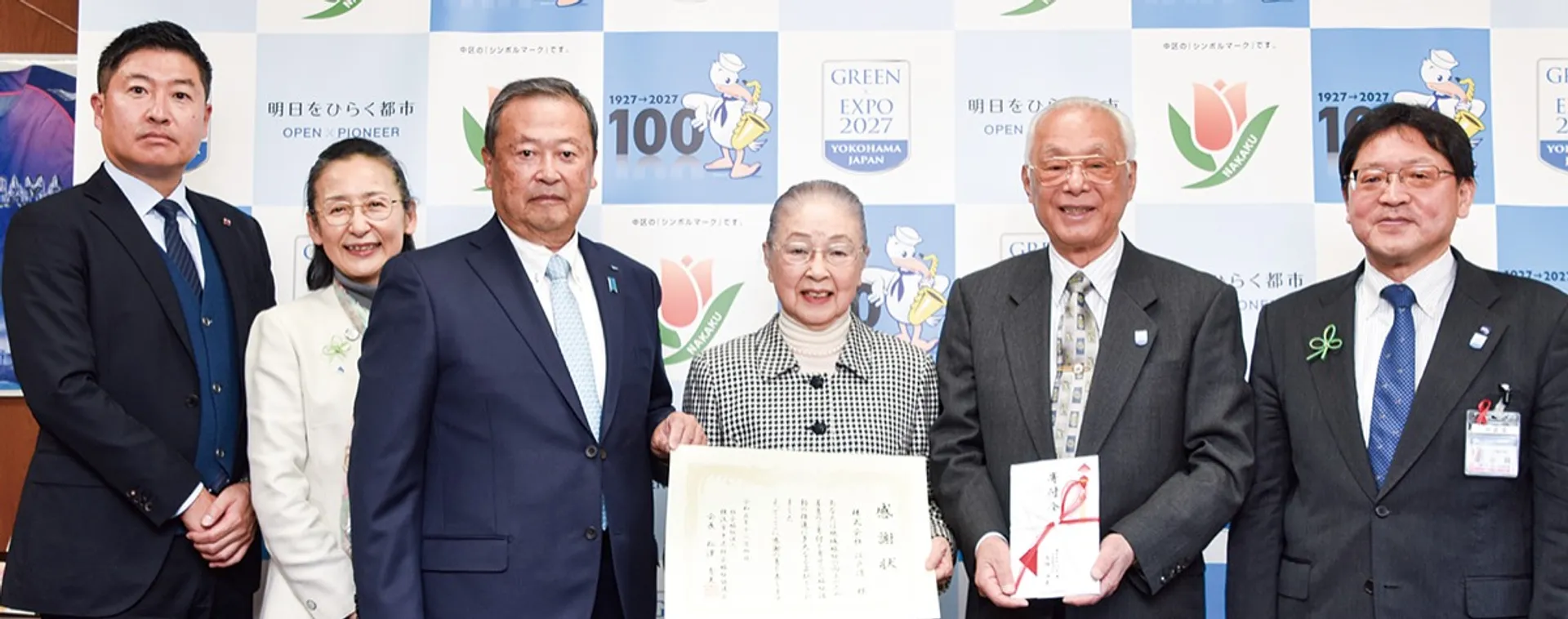 高橋会長（左から３人目）と出迎えた（右から順に）小林中区長、松澤区社協会長