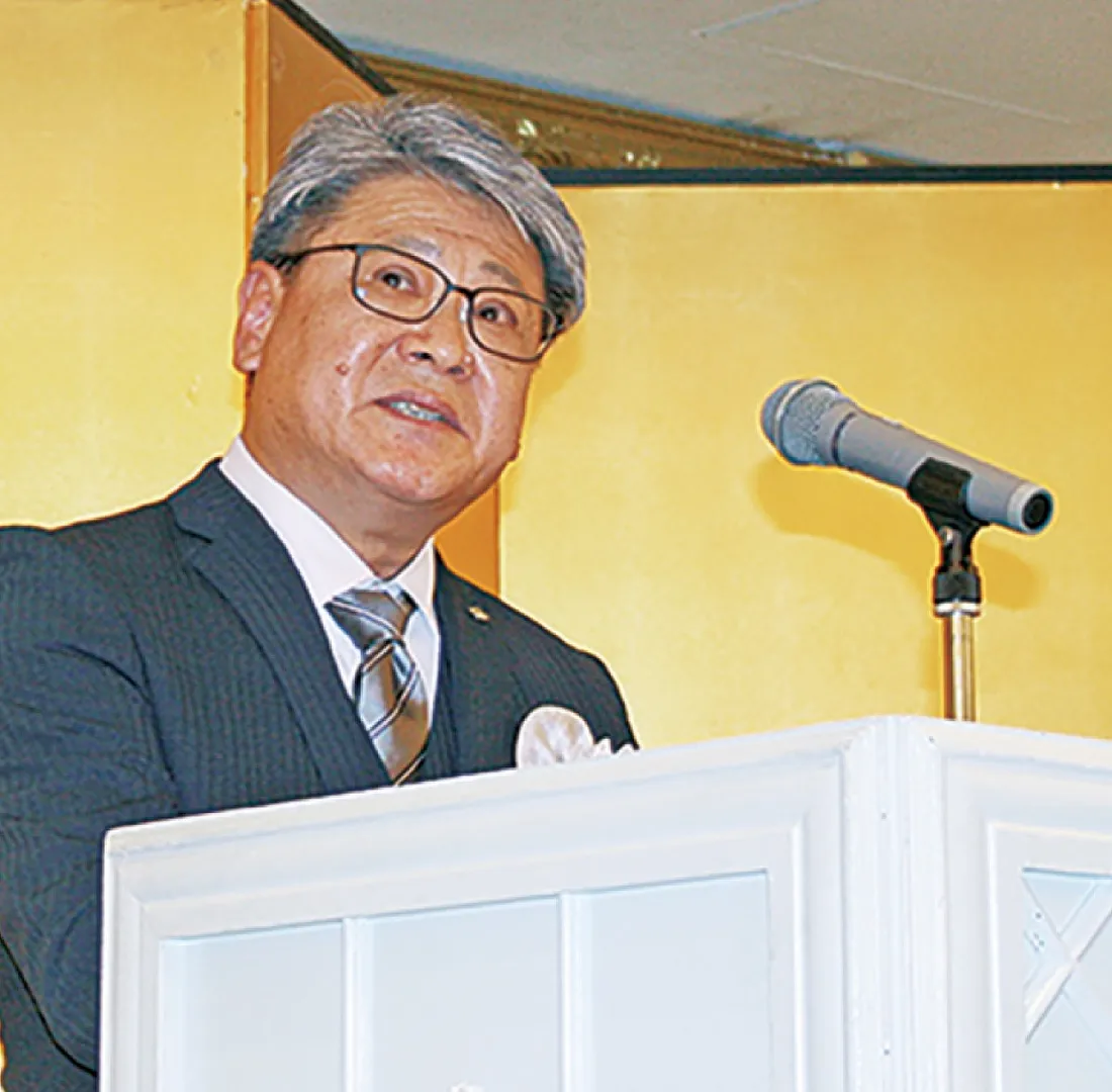 あいさつする白水会長