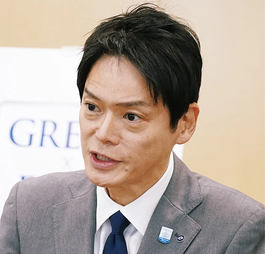 取材に応じる山中市長