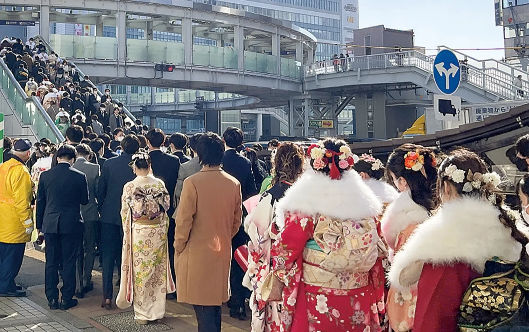 式典に参加の二十歳の市民＝昨年