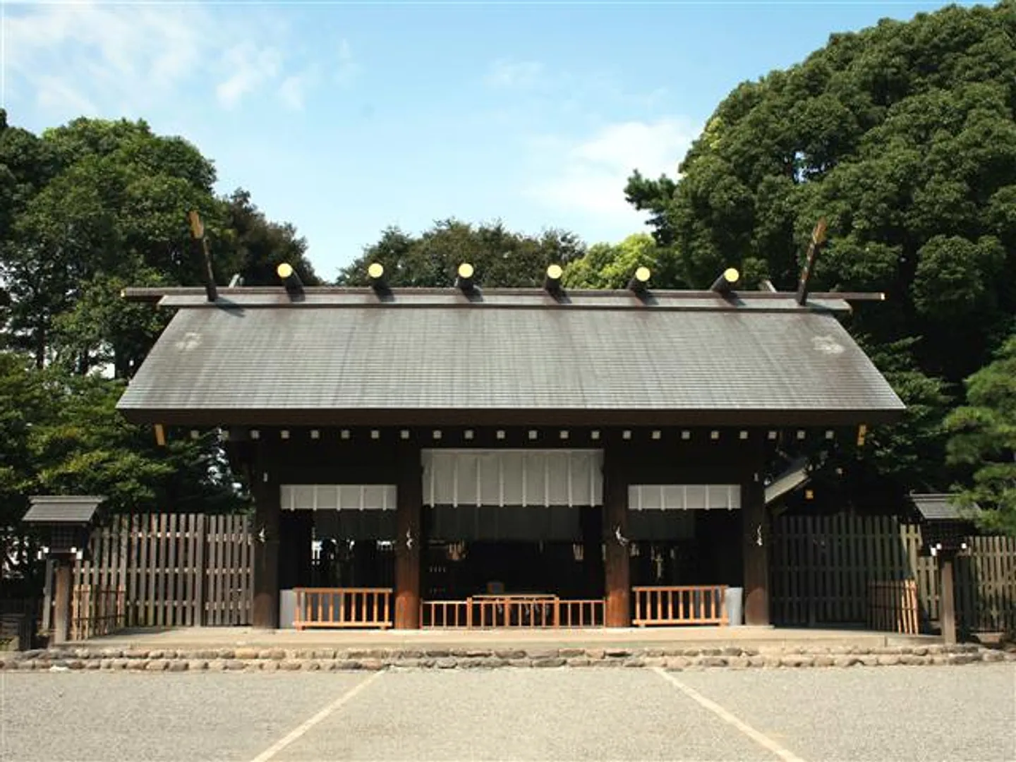 屋根には長く伸びた千木の間に鰹木が並ぶ。写真は拝殿、本殿は奥にある
