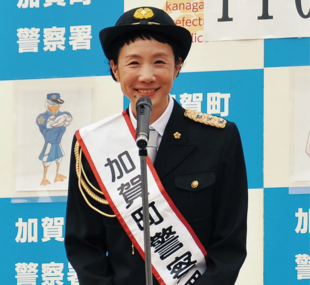 １日警察署長となりあいさつをするはなさん