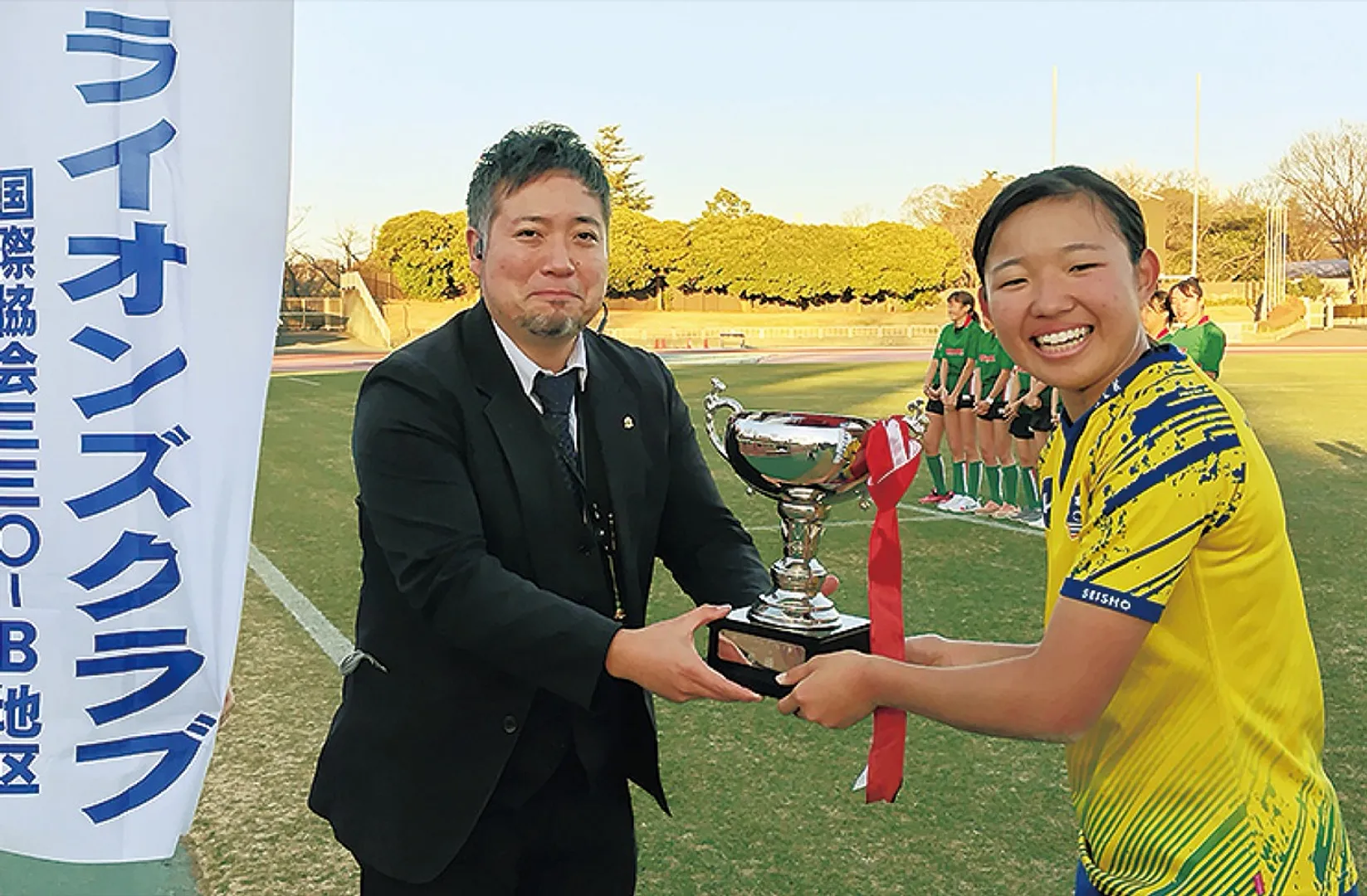 優勝カップを手渡す坂尻会長（左）１月８日