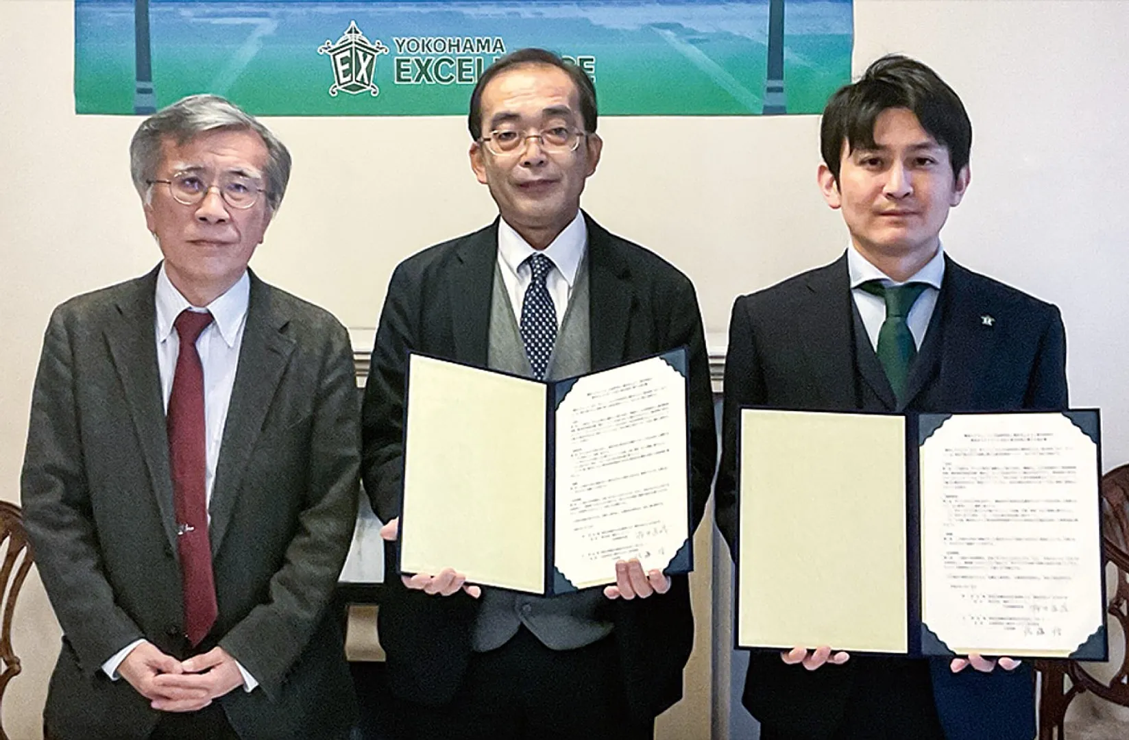 左から中区内３館の西川武臣館長、財団の佐藤代表理事、エクセレンスの桜井社長