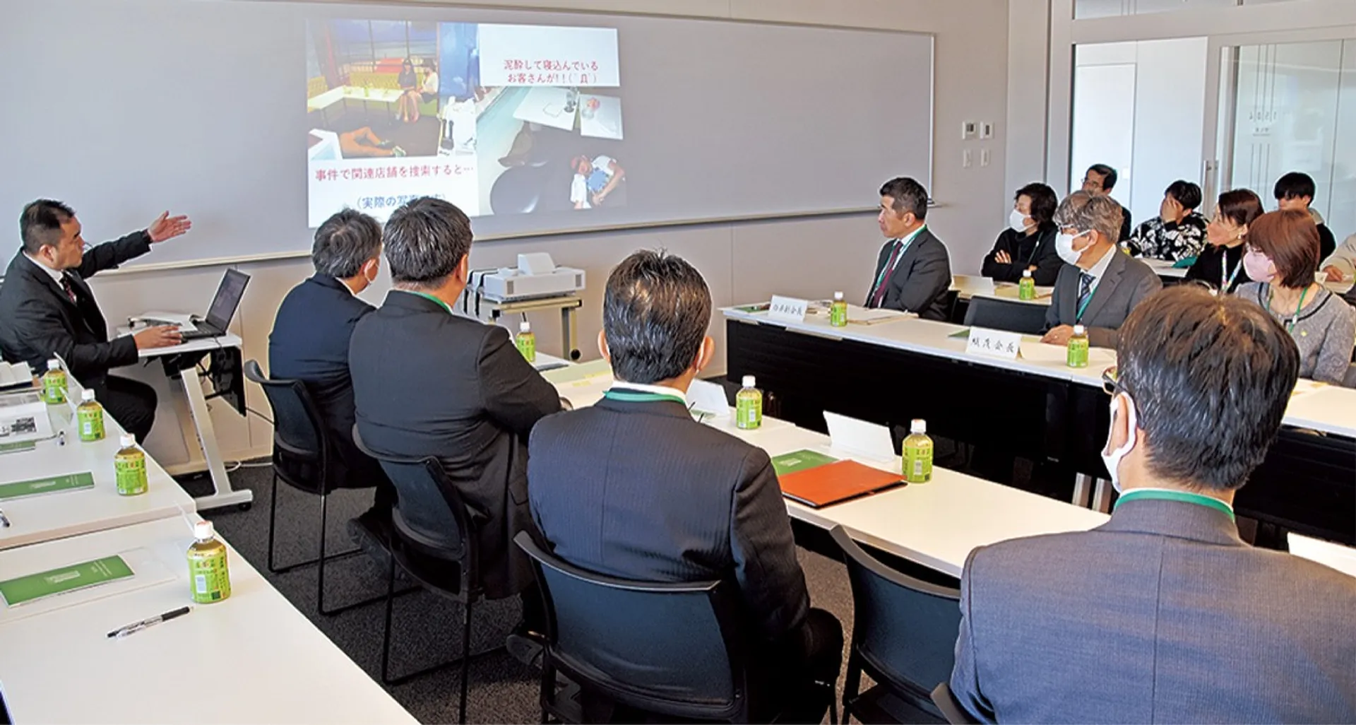歓楽街対策官（左端）の説明を受ける協議会委員ら（右手奥）