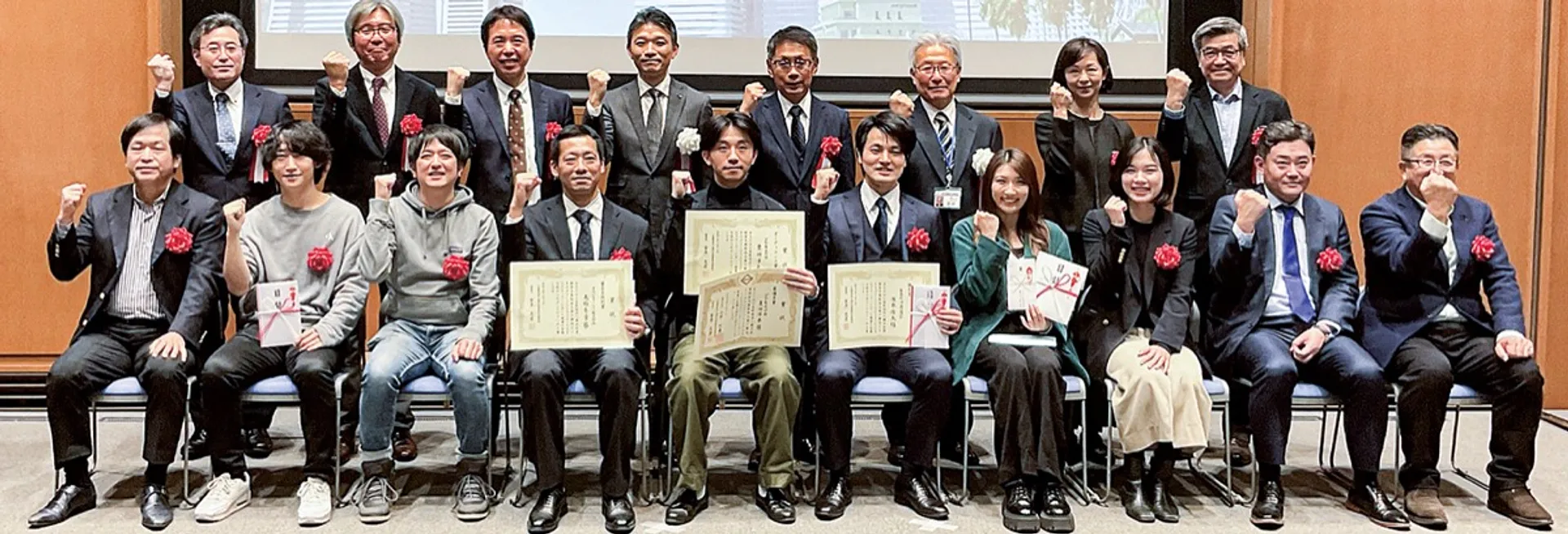 ファイナリストら（前列左から５人目が最優秀賞を受賞した豊田さん）