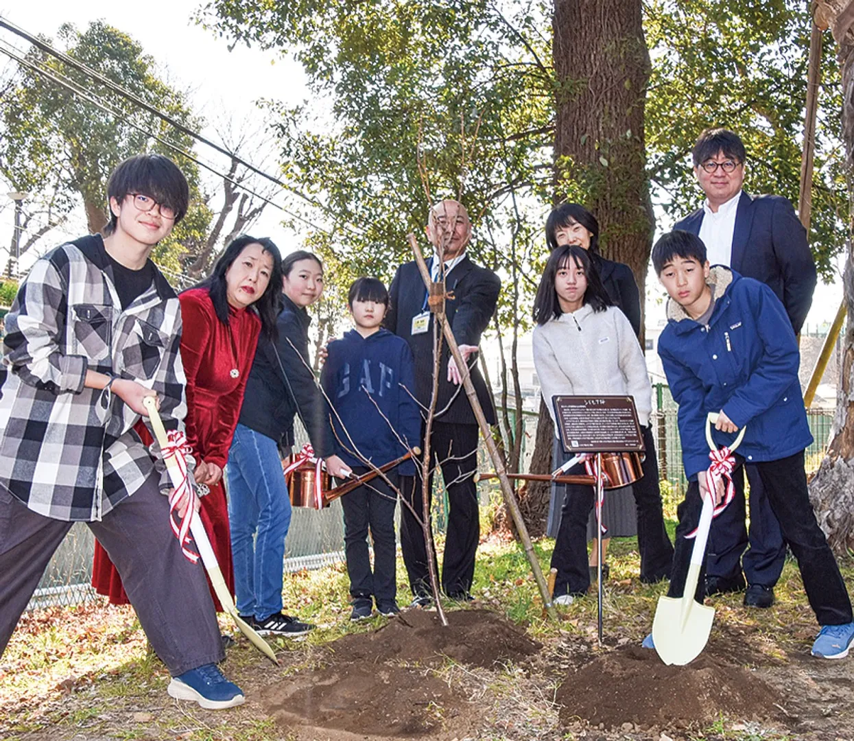 苗木の前で行われた植樹式の様子。左から二人目はシドモア桜の会 横浜の梅本代表理事