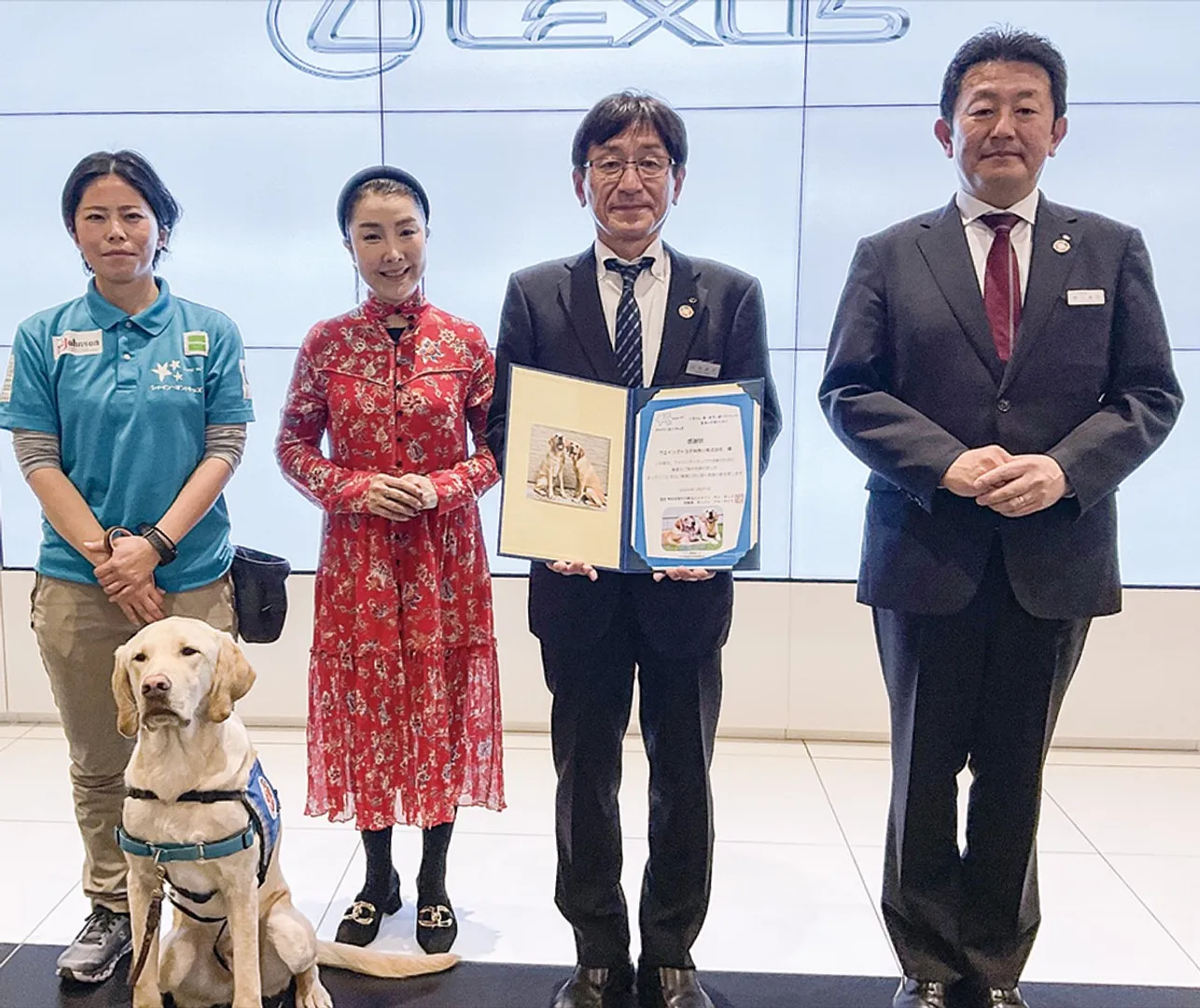 感謝状を手に山内執行役員（中央右）、谷本理事（同左）ら