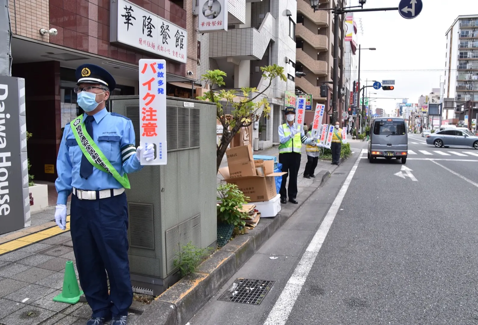 中区長者町５丁目交差点付近で注意を呼びかける交通安全協会のメンバーら