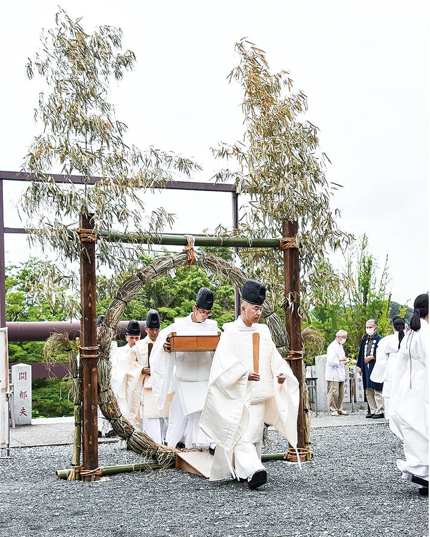 茅の輪をくぐる神職ら