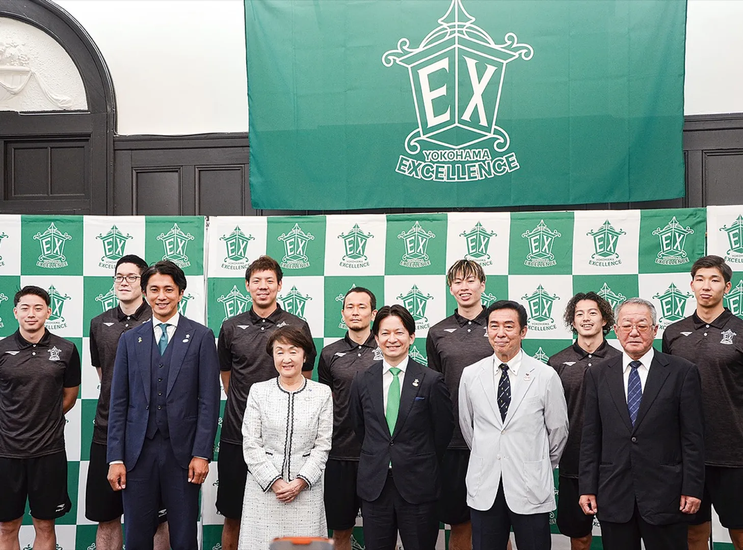 前列左から石田剛規ヘッドコーチ、林市長、向井社長、神奈川県バスケットボール協会の半田真一郎専務理事、横浜バスケットボール協会の小島永三会長