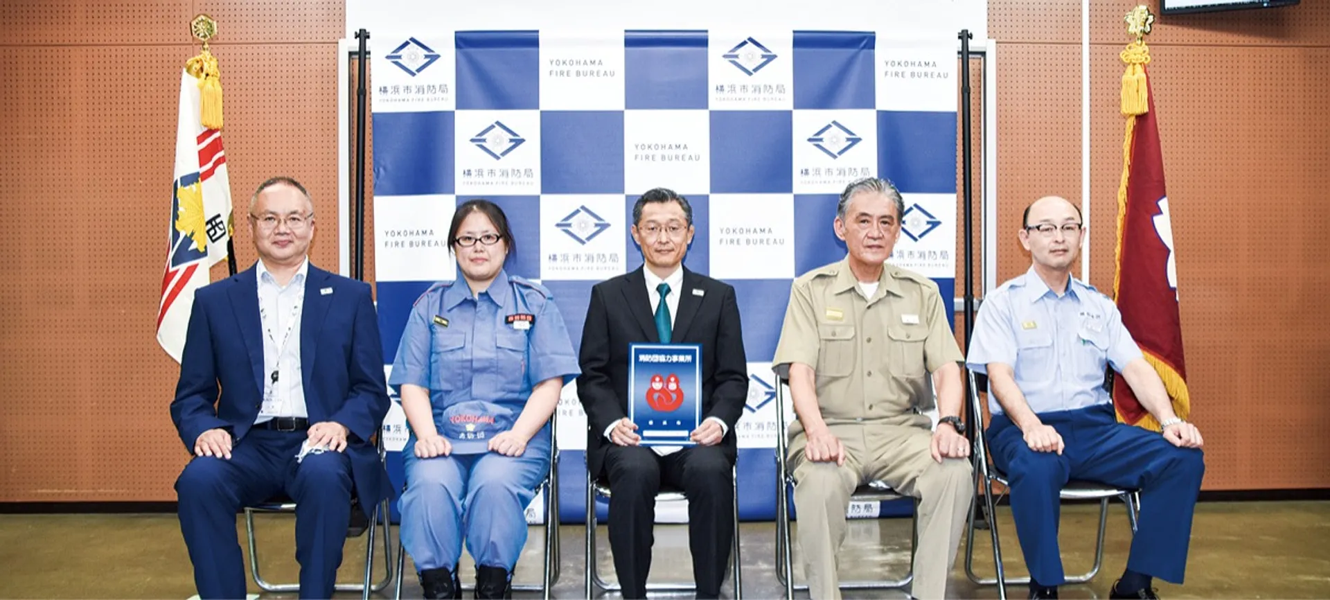 表示証を手にする横浜支社の中村支社長（中央）