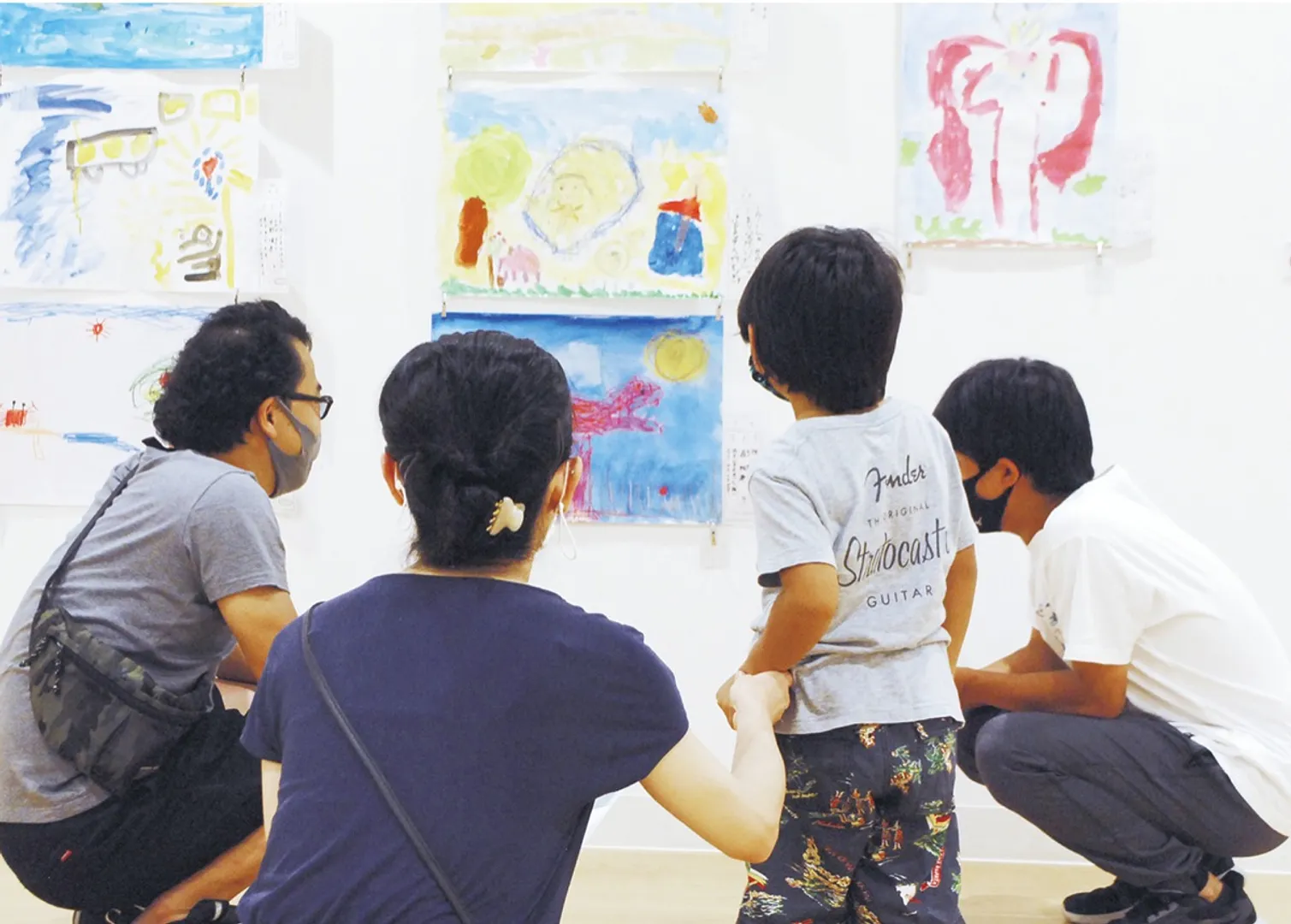 夏休みに家族みんなで作品鑑賞＝７月23日撮影