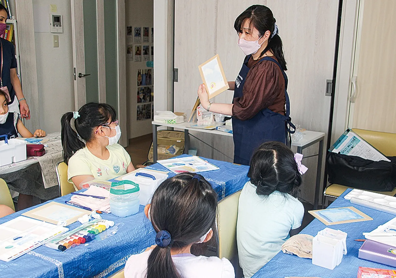 水彩の魅力を伝える成澤代表