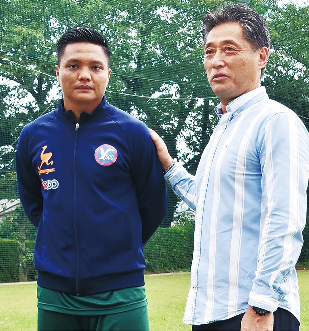 吉野社長に励まされるピエリアンアウンさん（左）＝7月31日