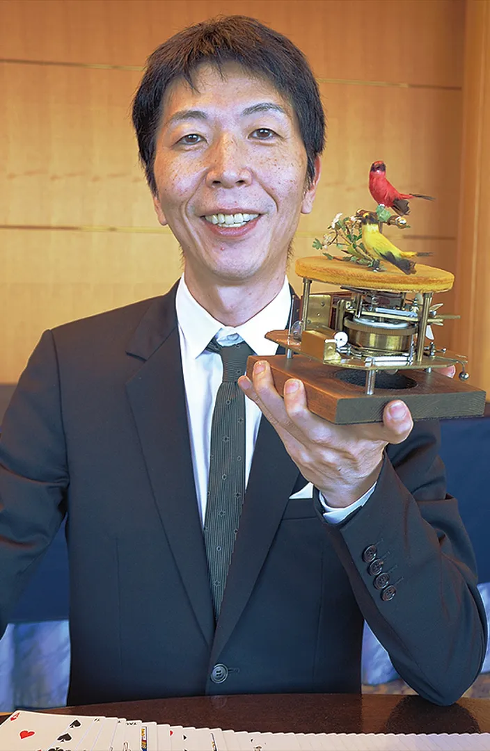 マジックショーに使う「ラ セリネット」を手に前田さん（７月ホテルニューグランドで）