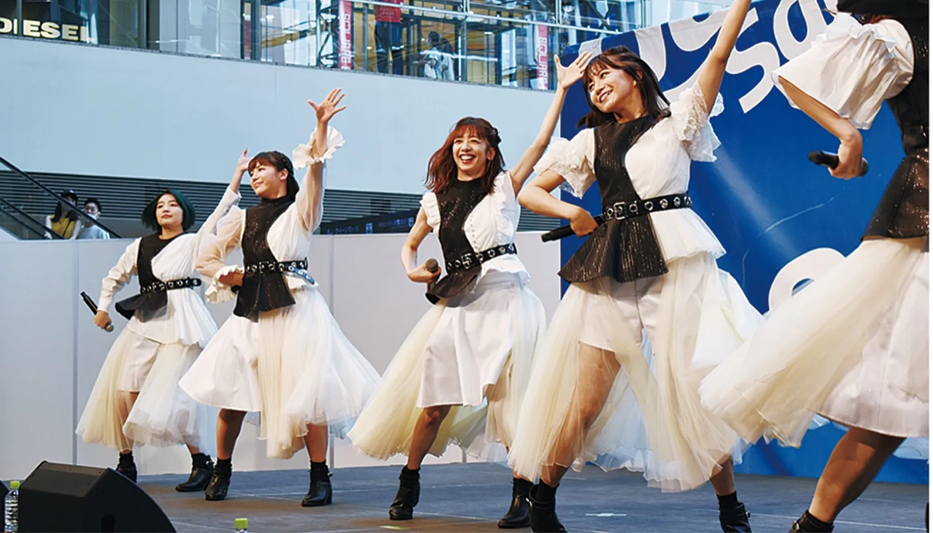 開幕翌日に歌と踊りを披露したエビ中