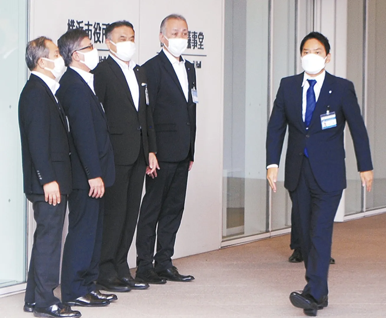 ４人の副市長に出迎えられ初登庁する山中新市長（８月30日午前９時過ぎ）