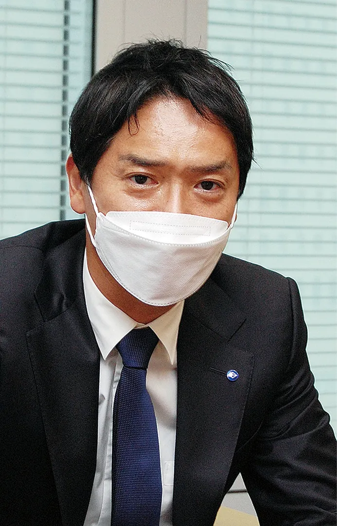 インタビューに答える山中市長（２日、横浜市役所）