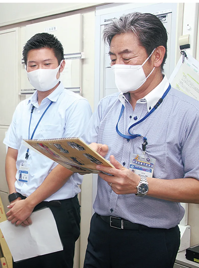 放送に向けた準備を行う佐藤さんと浅野さん