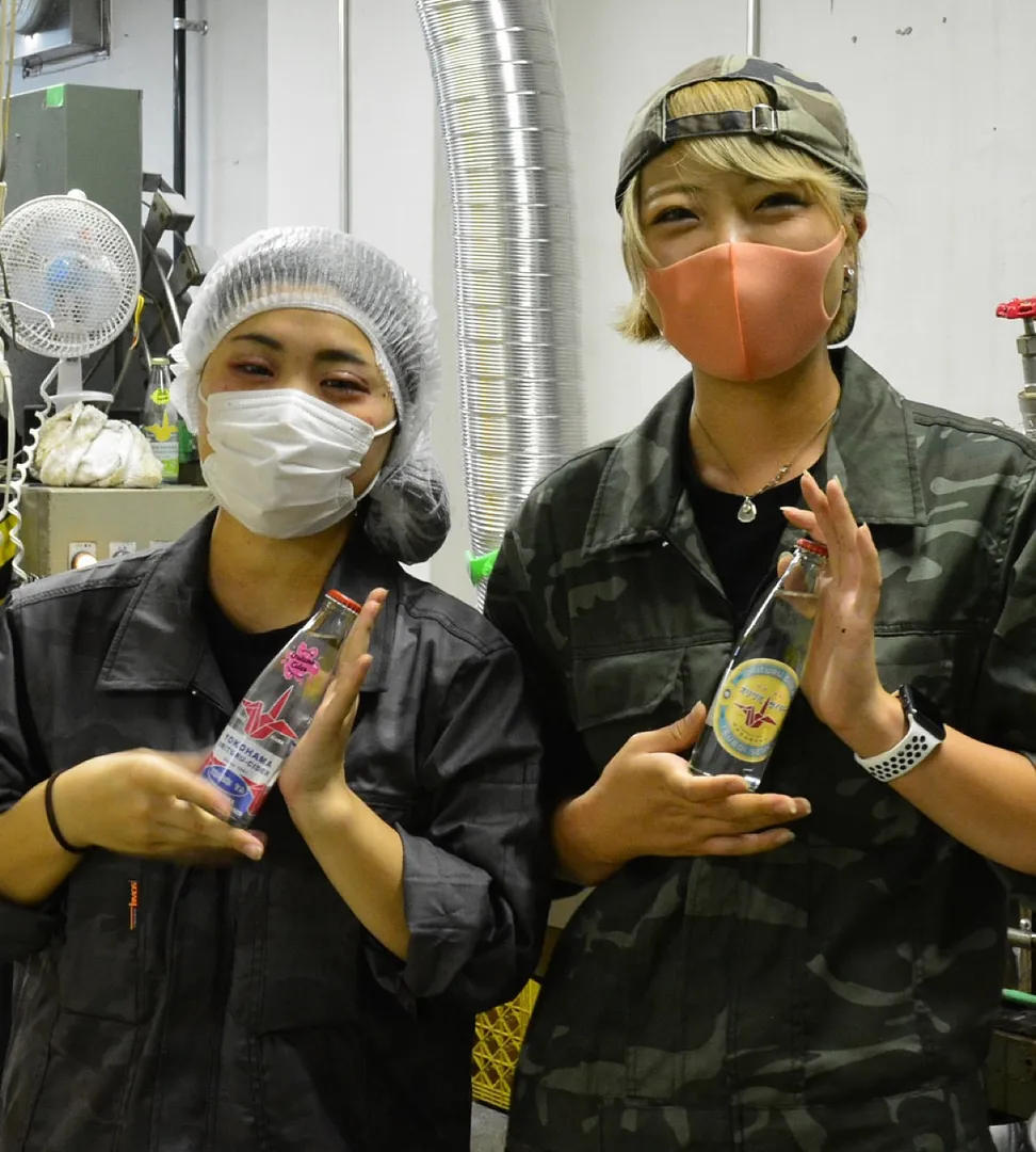 居酒屋まるう商店スタッフの荒井さん（左）と檜山さん（右）
