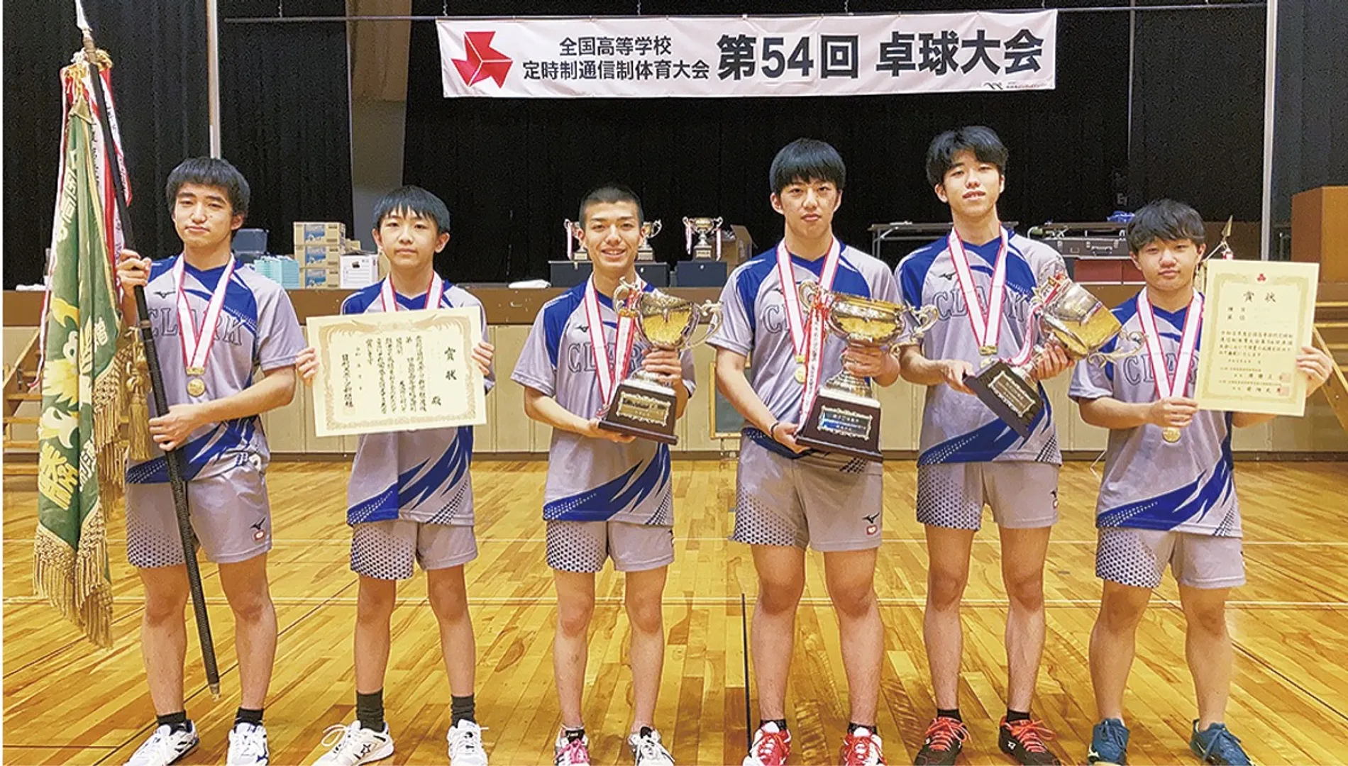 トロフィーなどを手にする優勝メンバー