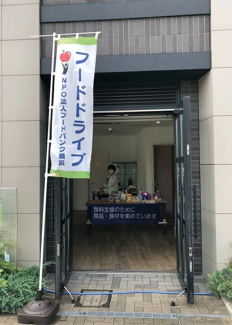 会場はホテル入り口向かって右側にある。のぼり旗が目印
