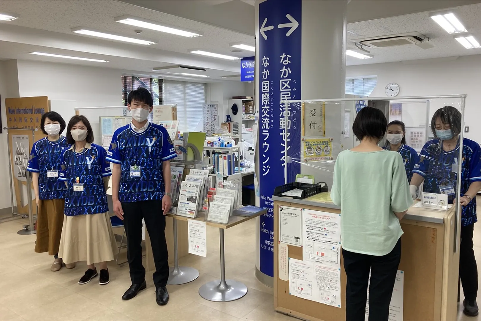 ベイスターズのユニフォームを着用する区役所職員