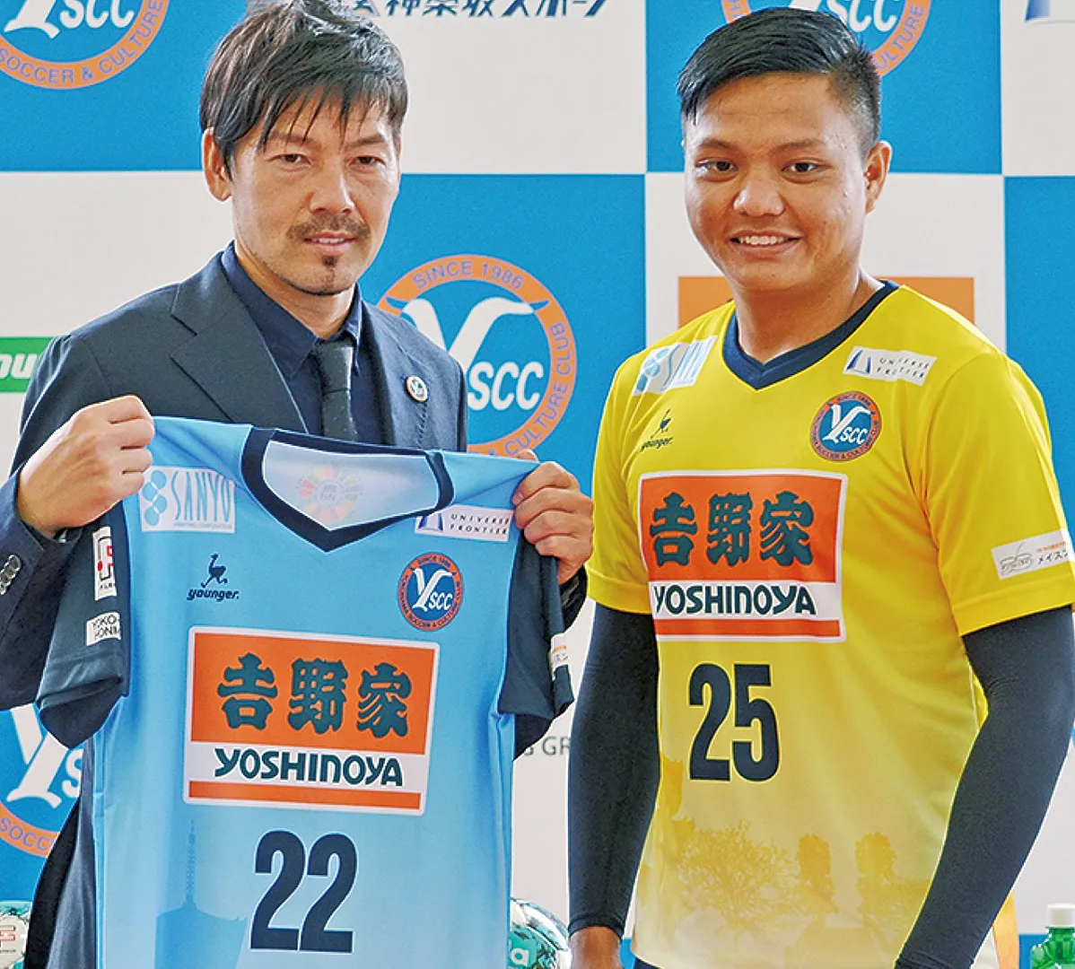 松井選手（左）とアウン選手