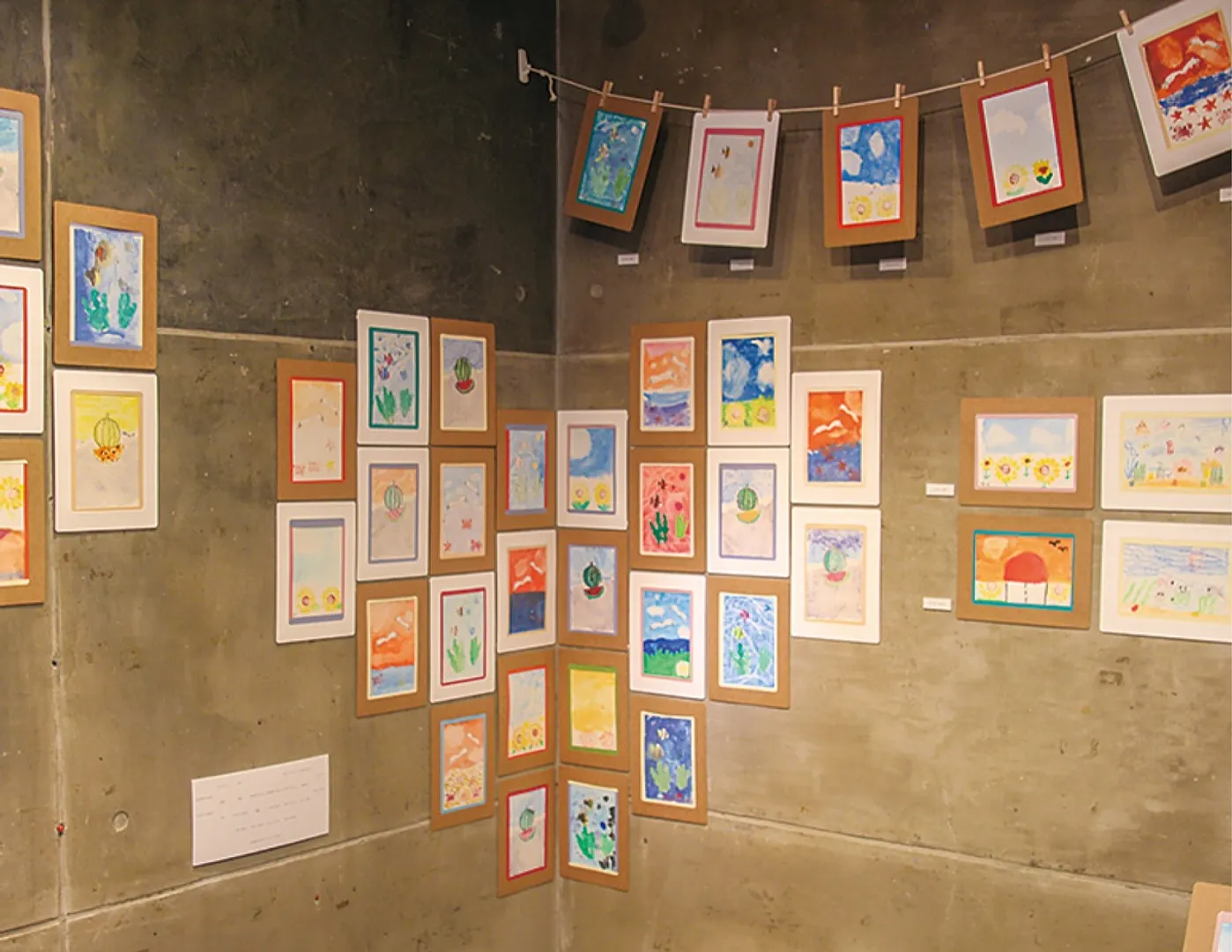 同事業の一環として、gallery元町で開催した横浜の海と空を描いた夏の思い出展の様子