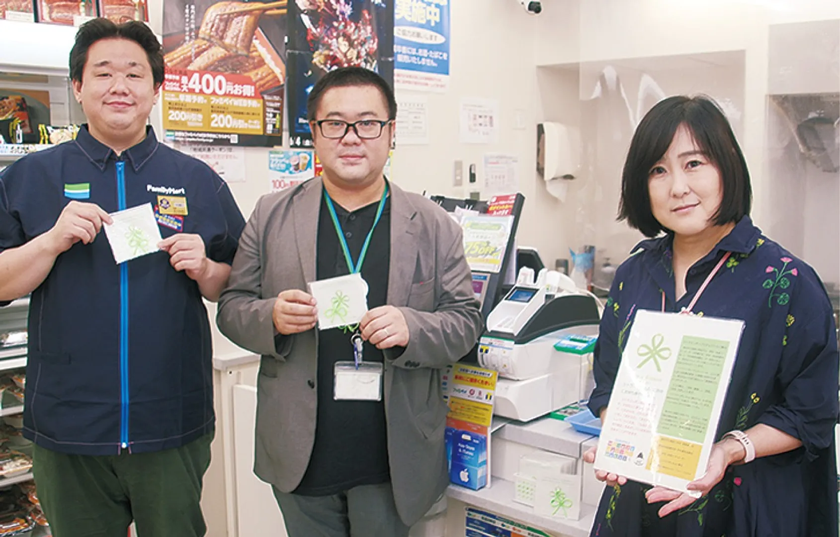 同リボン運動を広げる同団体の青木代表（右）と協力するファミマ社員