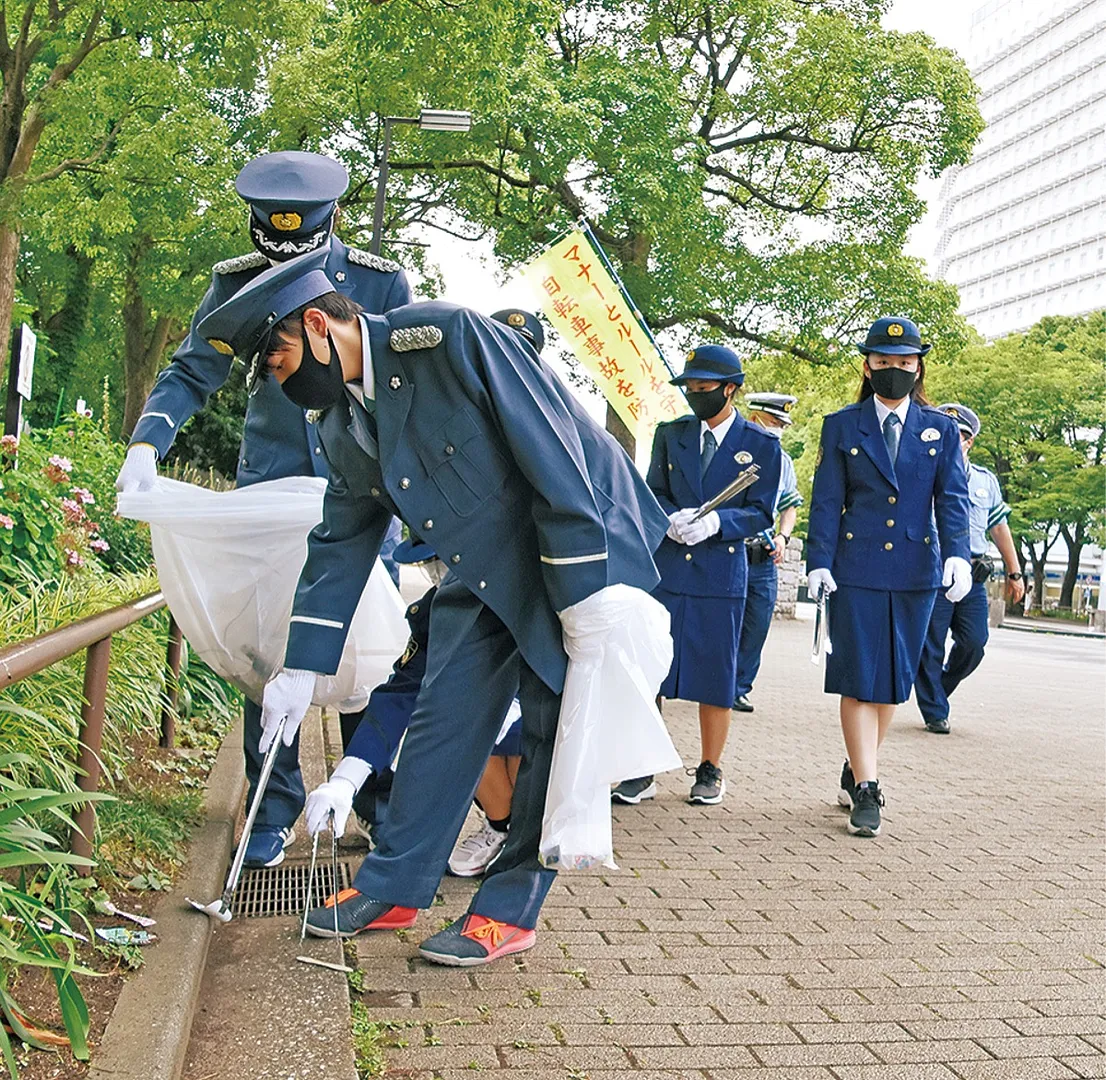 大通り公園を制服姿でごみ拾い