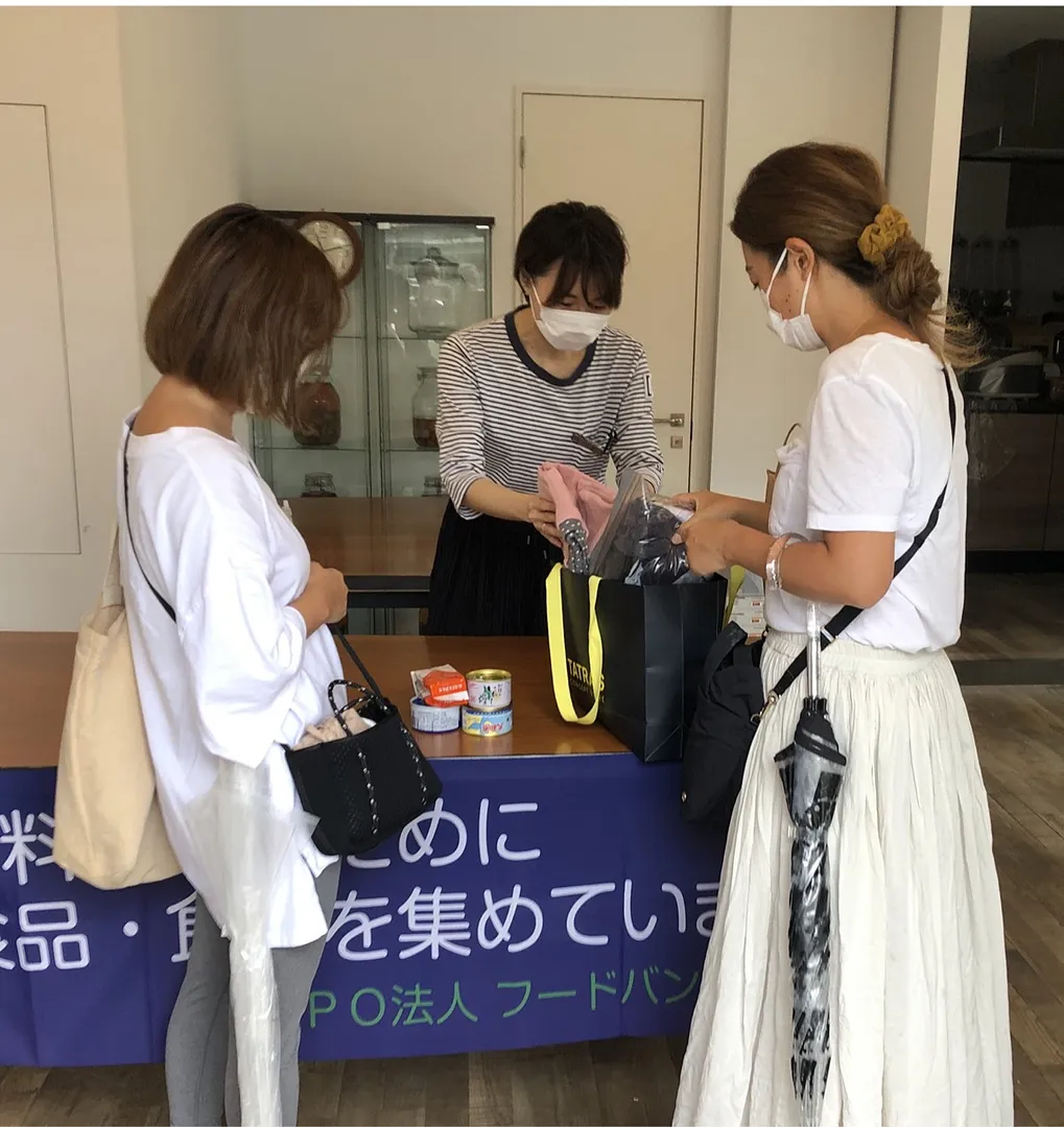 受付会場はホテルフロント斜め前にあるライブラリースペース