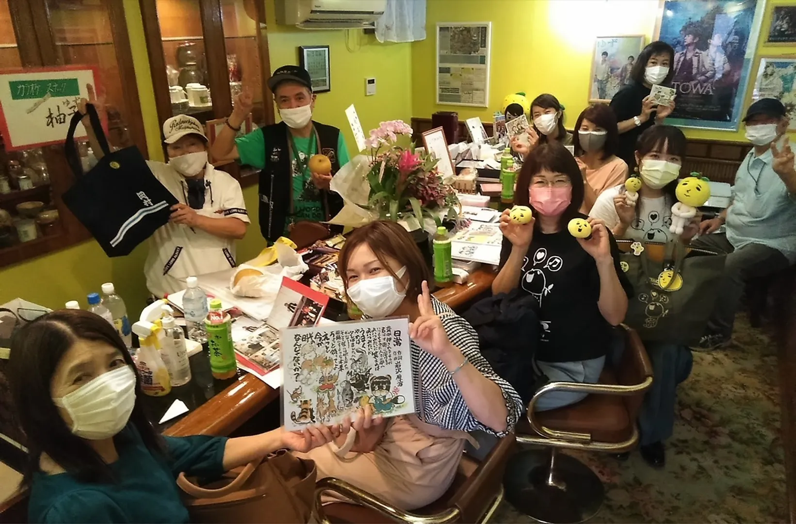 交流拠点に訪れていたゆずっこさんたち。カウンター越しの左奥にいるのが平野さん兄妹（９月１０日撮影）