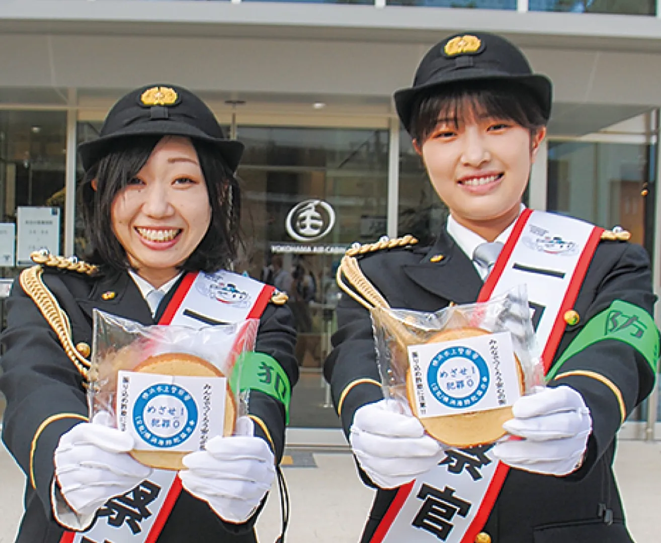一日警察官を務めた2人