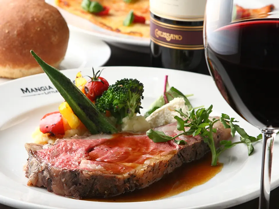 厳選されたリブロースを丁寧にじっくりとロースト。お肉のうまみが凝縮されたグレービーがよく合う